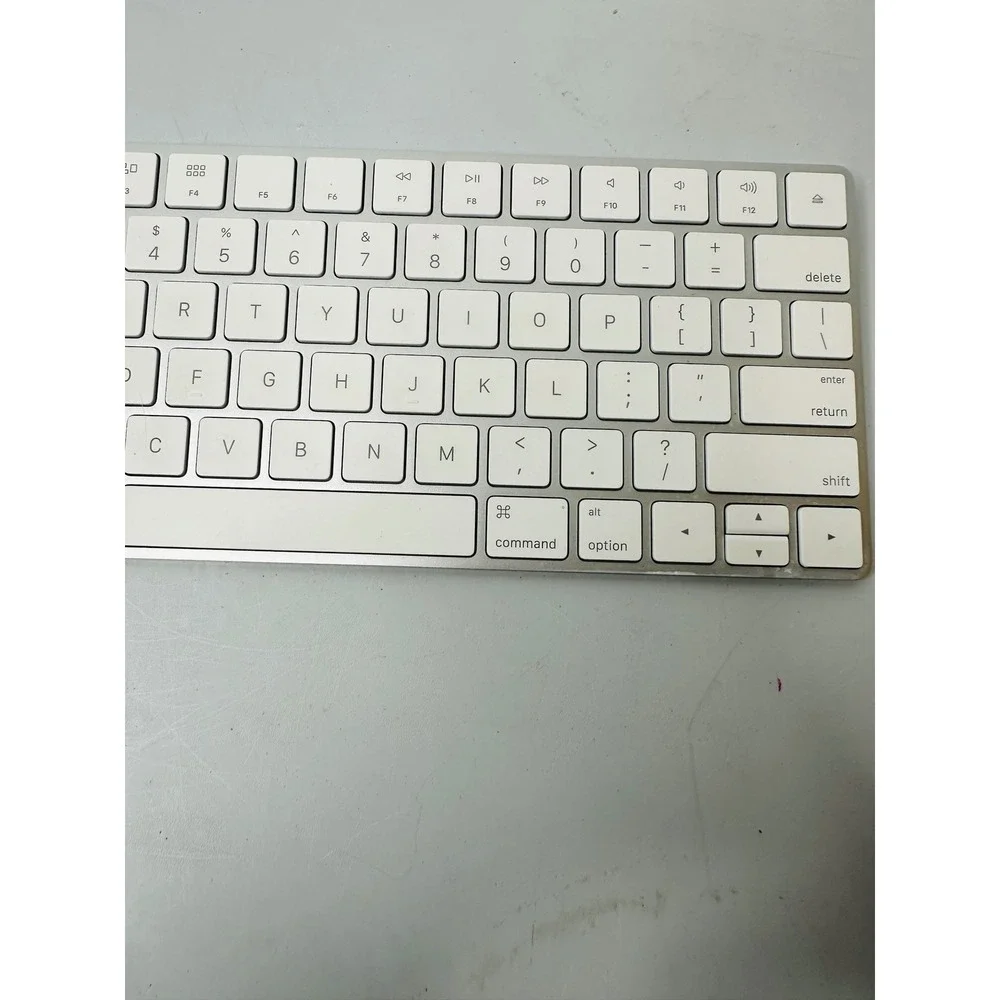 Apple Magic Keyboard A1644 EMC 2815 Wireless Bluetooth Silver Full Size